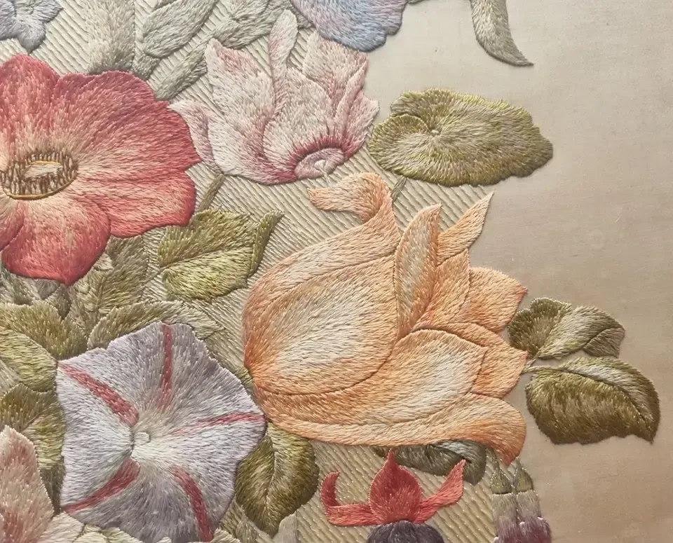 Early 20th Century Silk Embroiderd Flowers Round Gilt Frame 61 Cm Needlework photo vintage