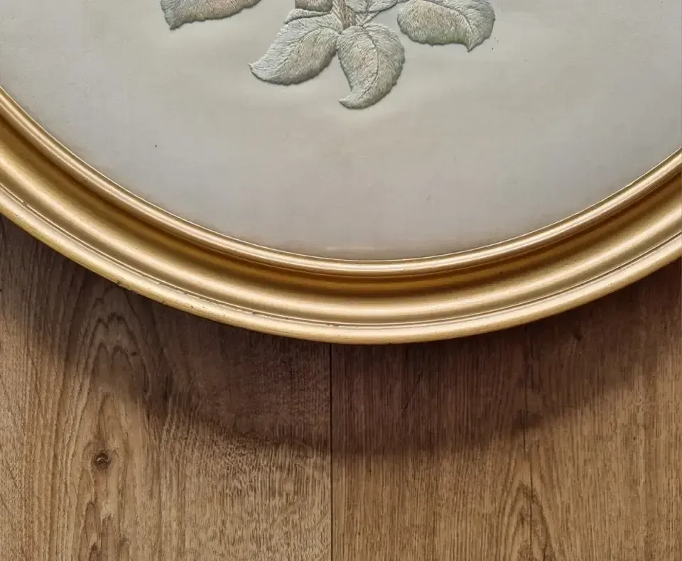 photo vintage Early 20th Century Silk Embroiderd Flowers Round Gilt Frame 61 Cm Needlework