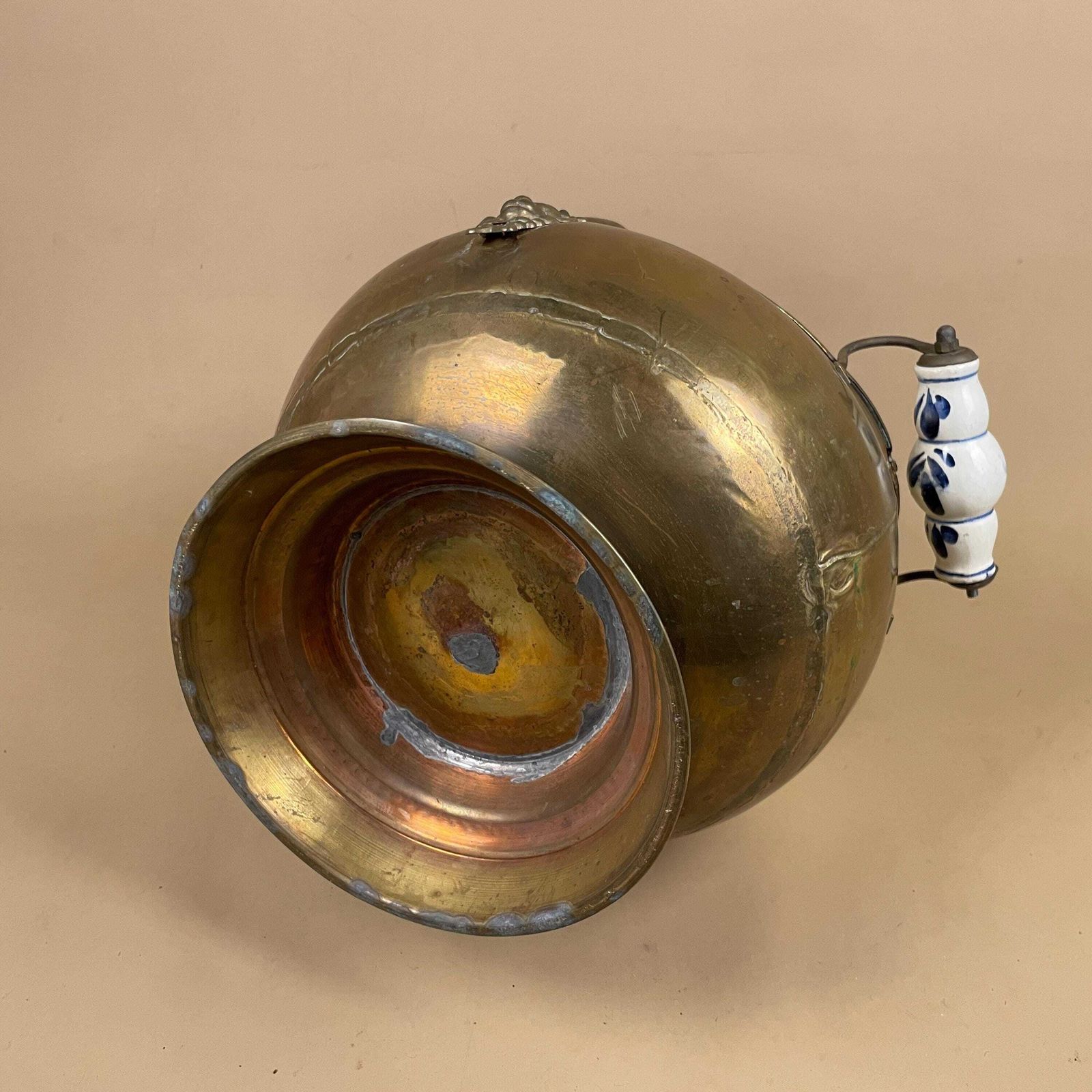 photo furniture Antique Metal Gold Brass Coal Bucket Handle Fireside Fire Side Scuttle Helmet Farmhouse Vintage Fireplace Ceramic Handle Blue White Ornate