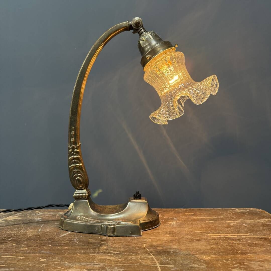 Franse Art Nouveau Tafellamp Met Transparante Glazen Kap photo furniture