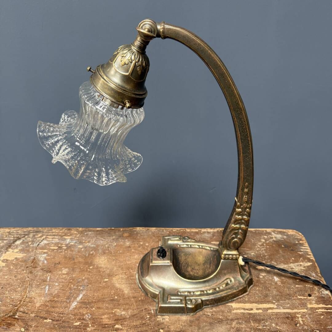 Franse Art Nouveau Tafellamp Met Transparante Glazen Kap photo vinterior