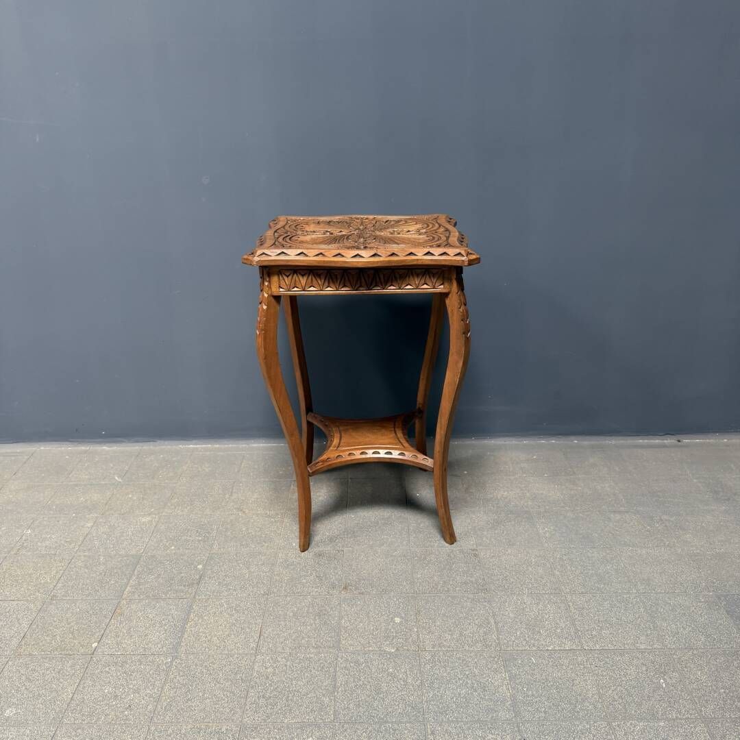 Elegante Antieke Houten Bijzettafel Met Houtsnijwerk photo Meubels