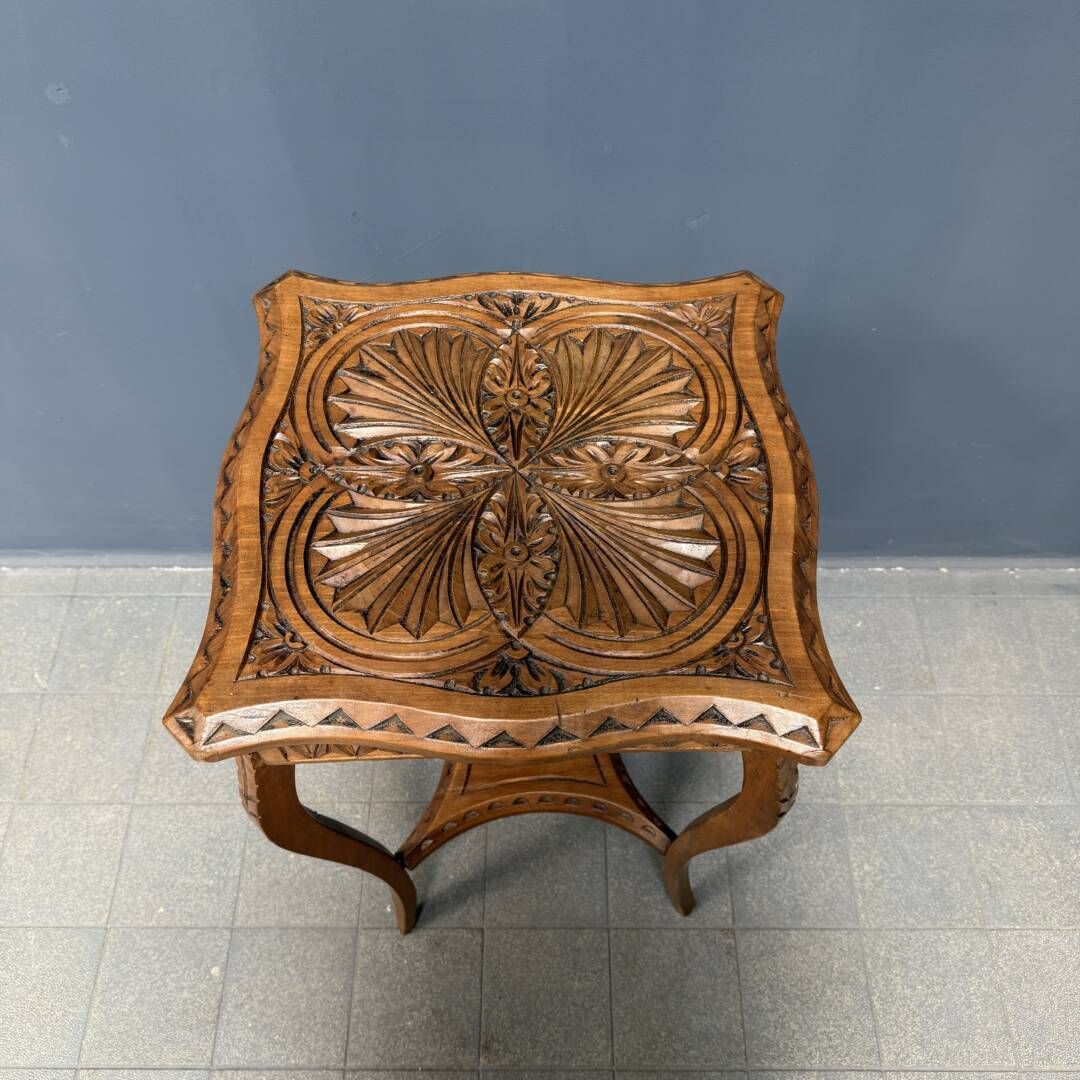 photo for sale Elegante Antieke Houten Bijzettafel Met Houtsnijwerk