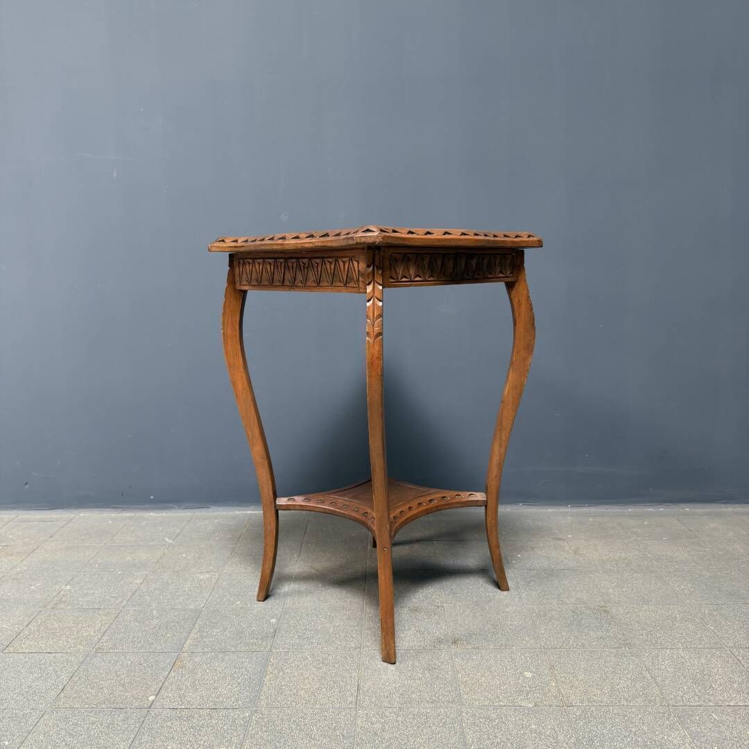 153.0 Elegante Antieke Houten Bijzettafel Met Houtsnijwerk photo
