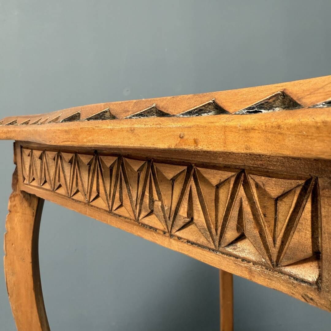 photo vintage Elegante Antieke Houten Bijzettafel Met Houtsnijwerk