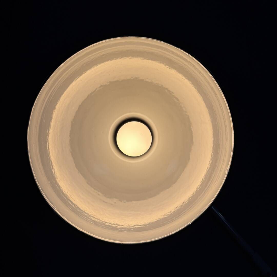 photo vinterior Lichtgrijze Rademacher Klemspot Met Grote Emaille Kap