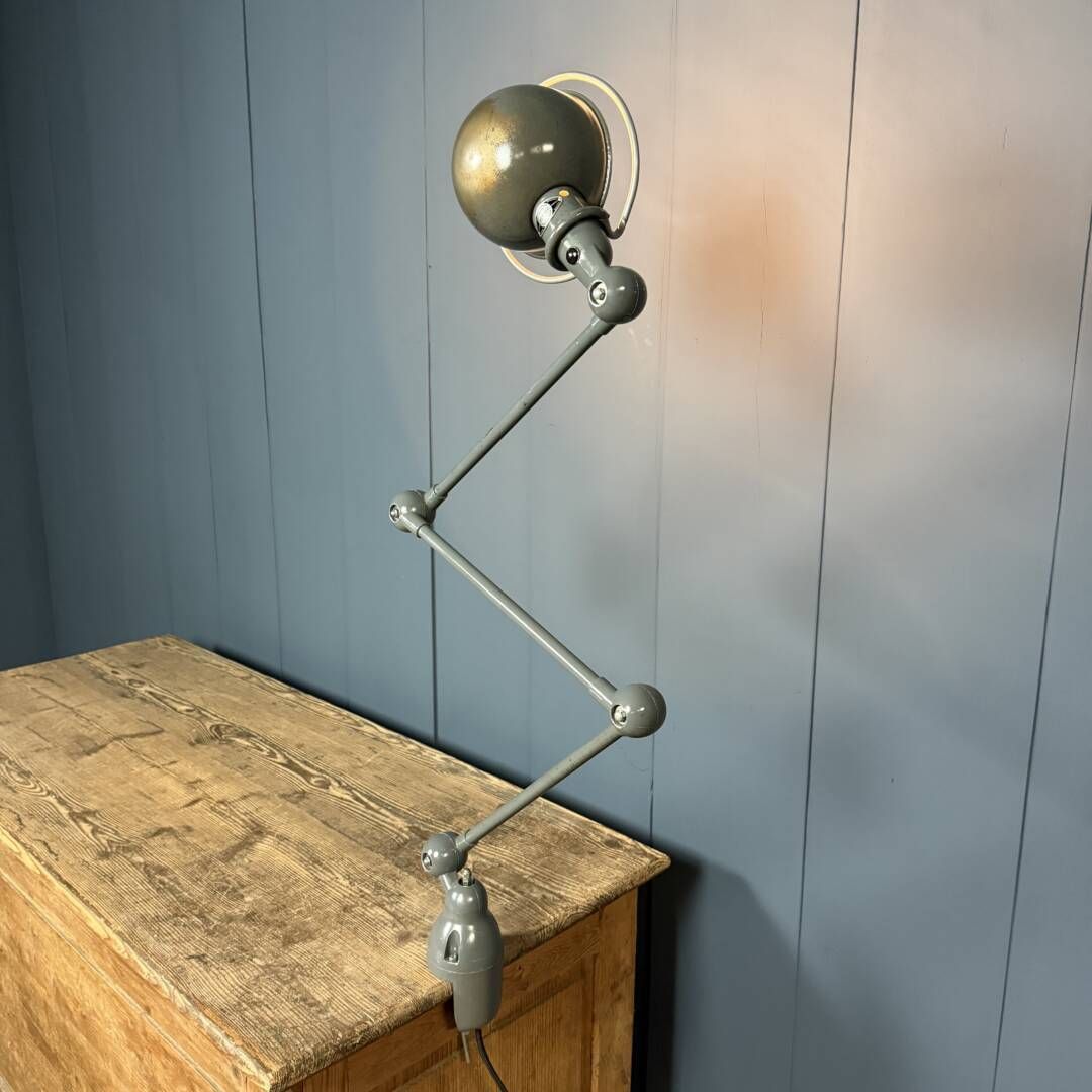 Donkergrijze Driearmstige Jieldé Tafelklemmlamp photo vinterior