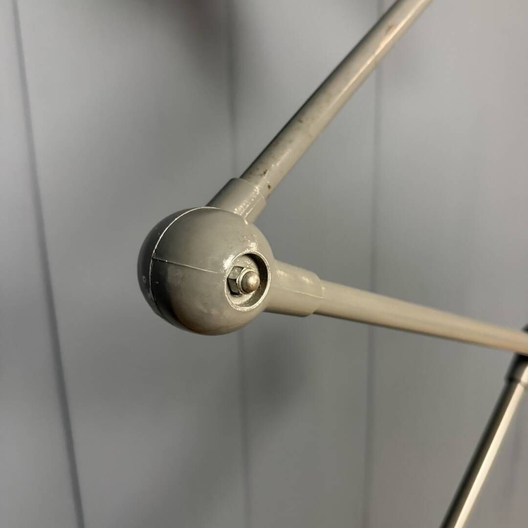 photo vinterior Donkergrijze Driearmstige Jieldé Tafelklemmlamp