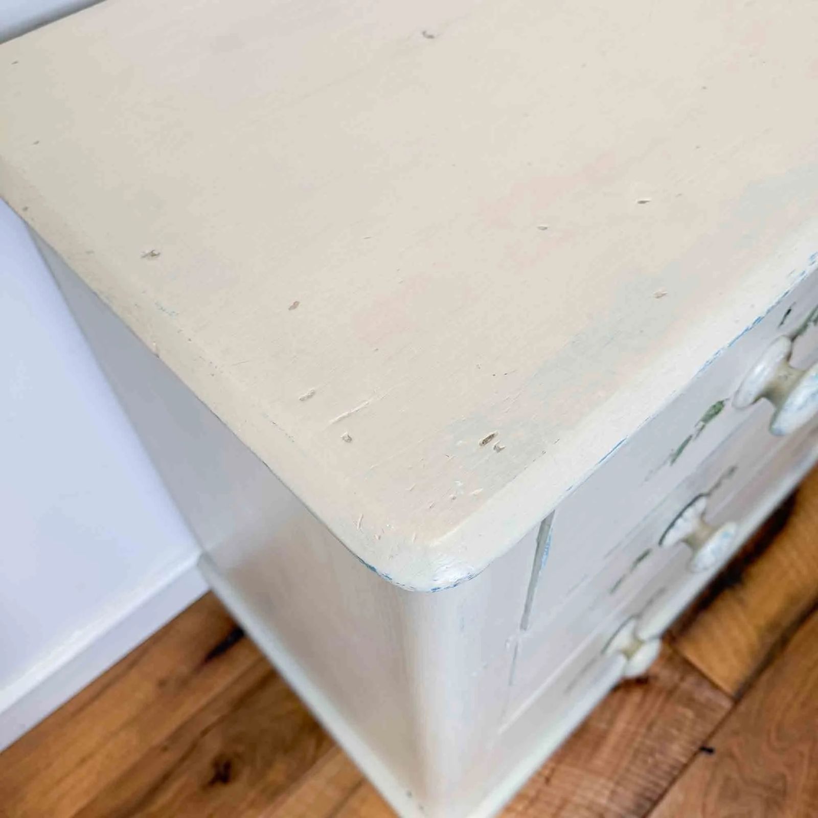 Painted Antique Pine Chest Of Drawers With Leaf Decoration photo 325.0