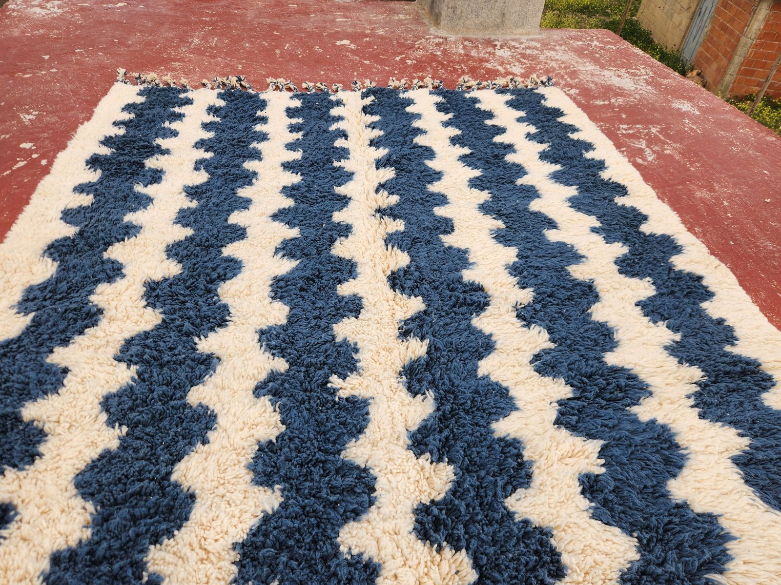 Vintage Beni Ouarain Moroccan Rug 274x208cm – Handmade Wool Berber Carpet In Ivory & Navy Blue photo for sale