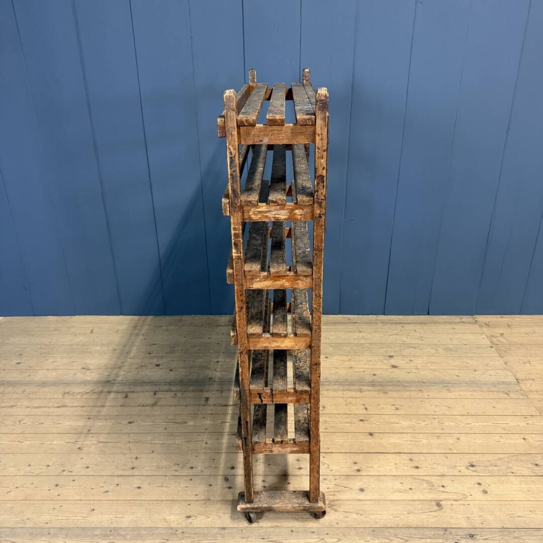 photo vinterior Antiek Houten Rek Uit Een Schoenmakerswerkplaats