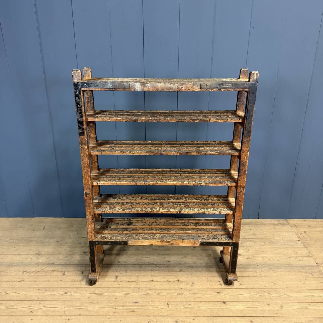 photo vintage Antiek Houten Rek Uit Een Schoenmakerswerkplaats