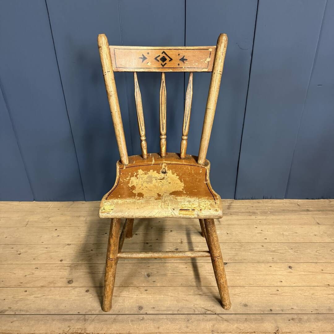 photo furniture Set Van Vier Geschilderde Nederlandse Keukenstoelen