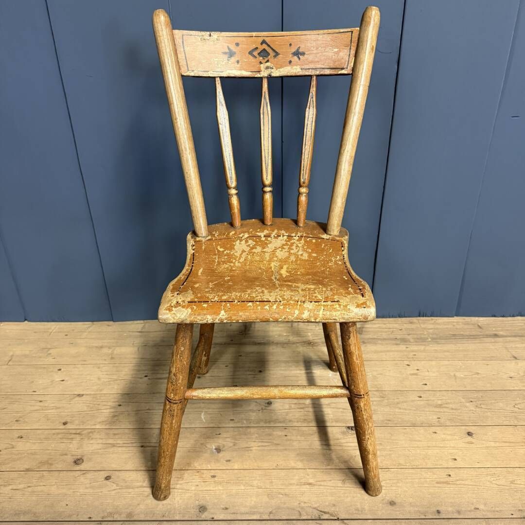 photo vintage Set Van Vier Geschilderde Nederlandse Keukenstoelen