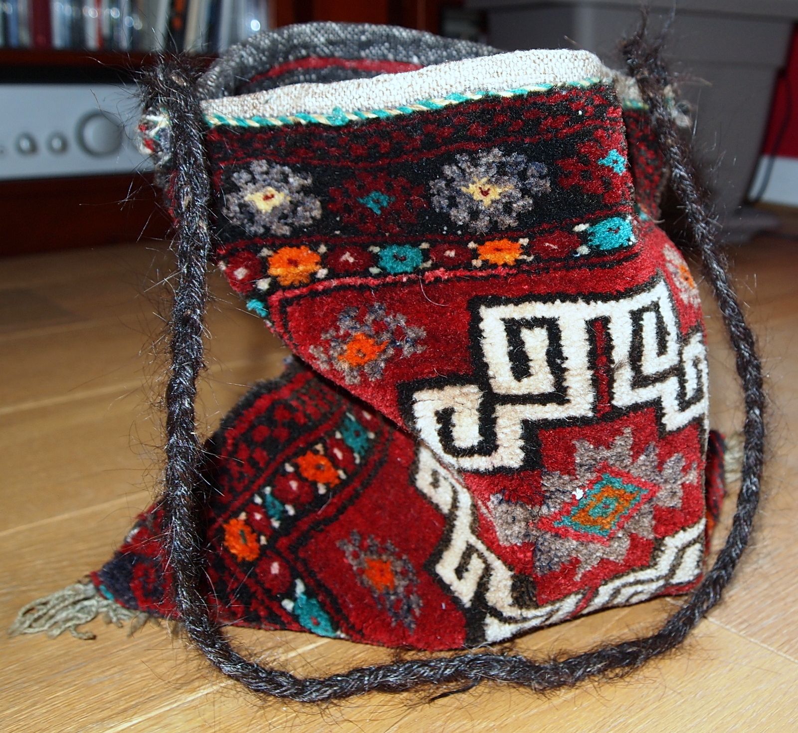 photo for sale Handgemaakte vintage tribale wollen tas — 34 × 34 cm — Turkije, jaren 1970