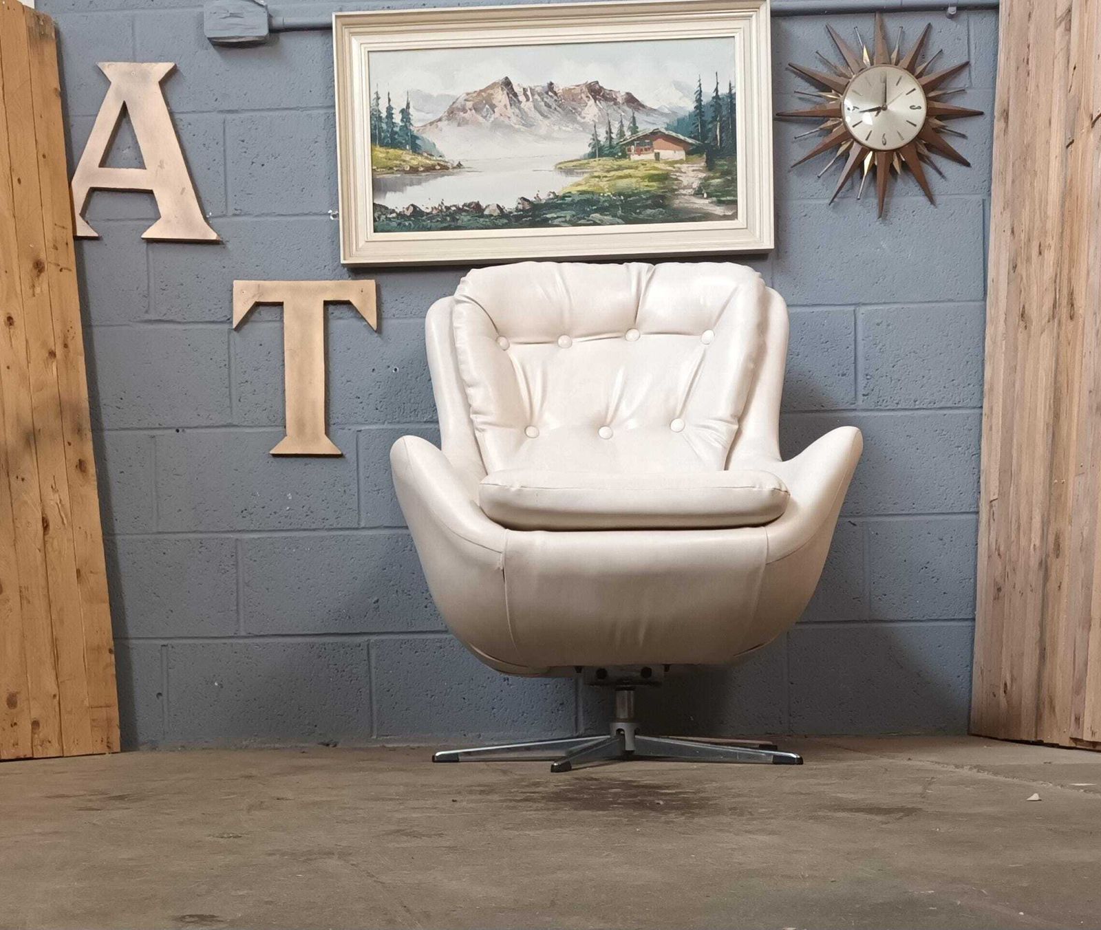 Egg Swivel Chair ~ Vintage ~ Retro ~ Gaming ~ Reading photo for sale