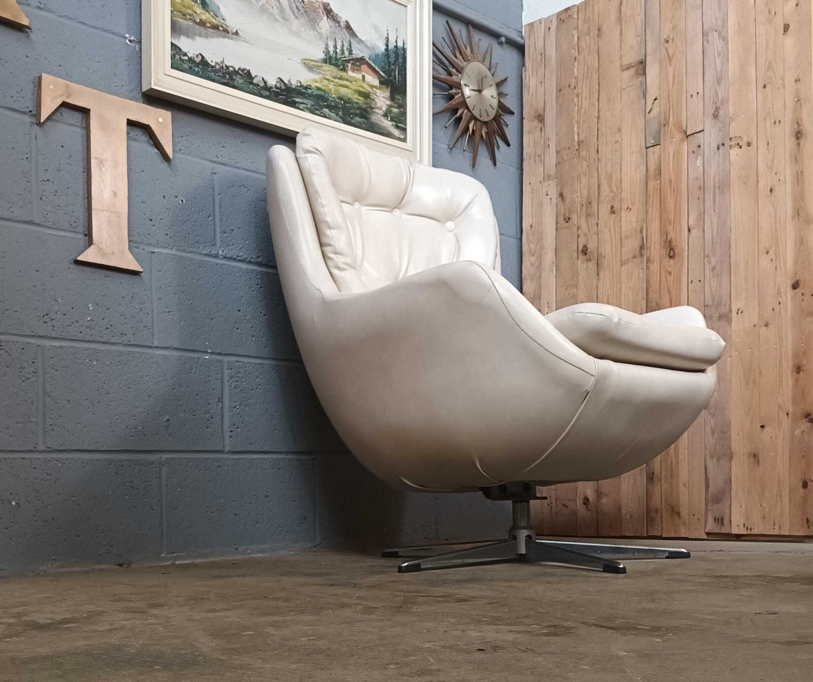 Egg Swivel Chair ~ Vintage ~ Retro ~ Gaming ~ Reading photo Furniture