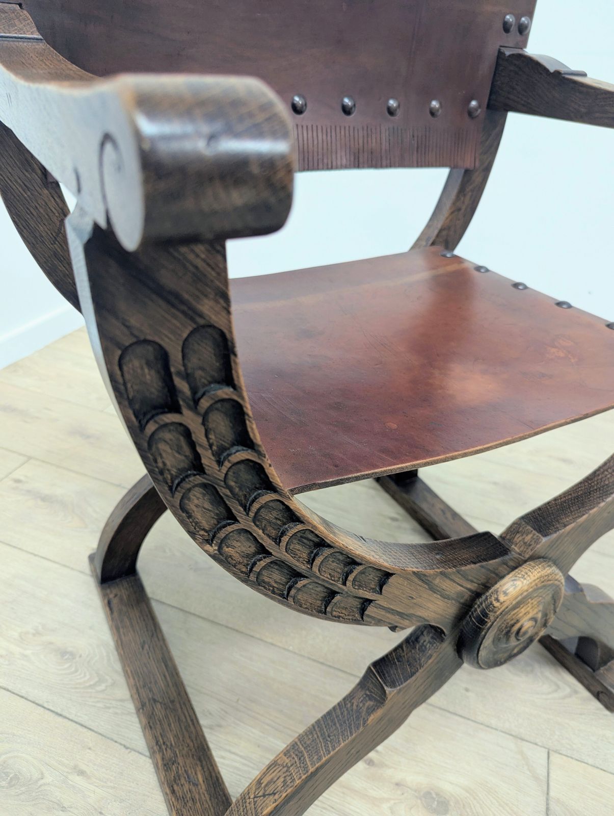 Fauteuil à piétement en X de style Renaissance italienne, milieu du XXe siècle - Livraison disponible 0306 photo vintage