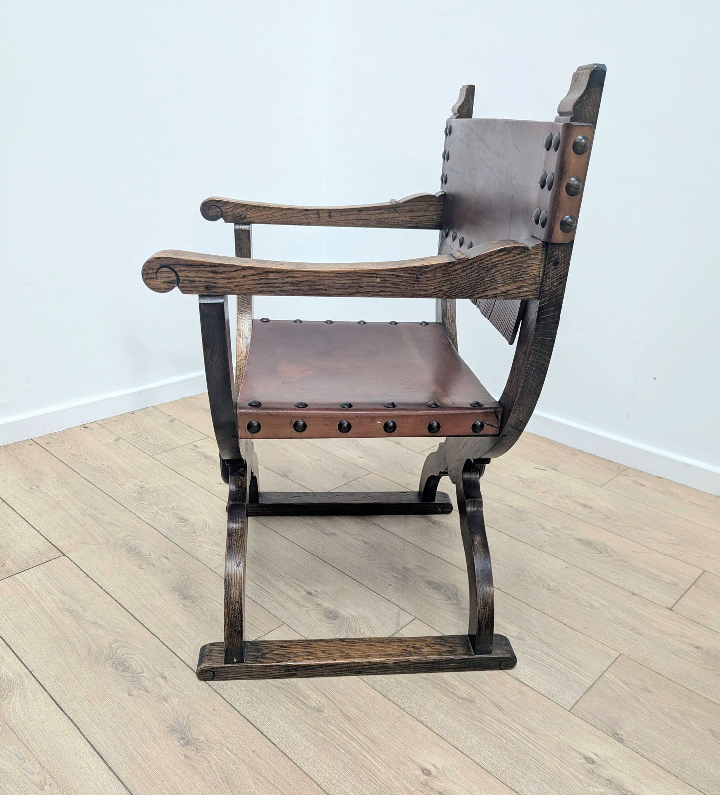 photo vinterior Mid 20th Century Italian Renaissance Style X Frame Chair Delivery Available 0306