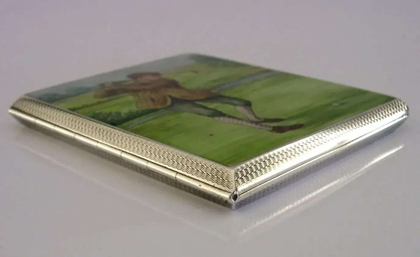 photo for sale Étui à cigarettes Sampson Mordan en argent sterling et émail peint à la main, motif golf, 1933