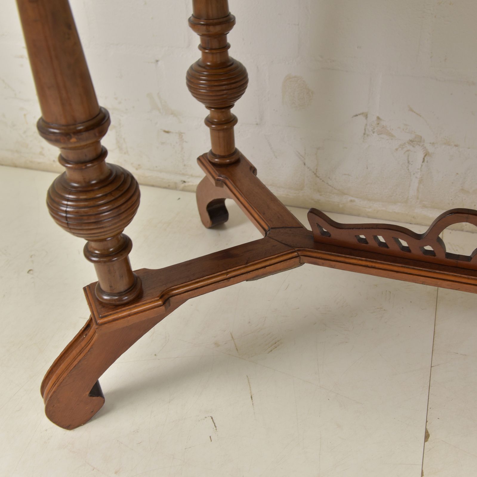 Antique! Restored Walnut Coffee Table, Gründerzeit/Art Nouveau Period, 1900s Side Table photo 700.0