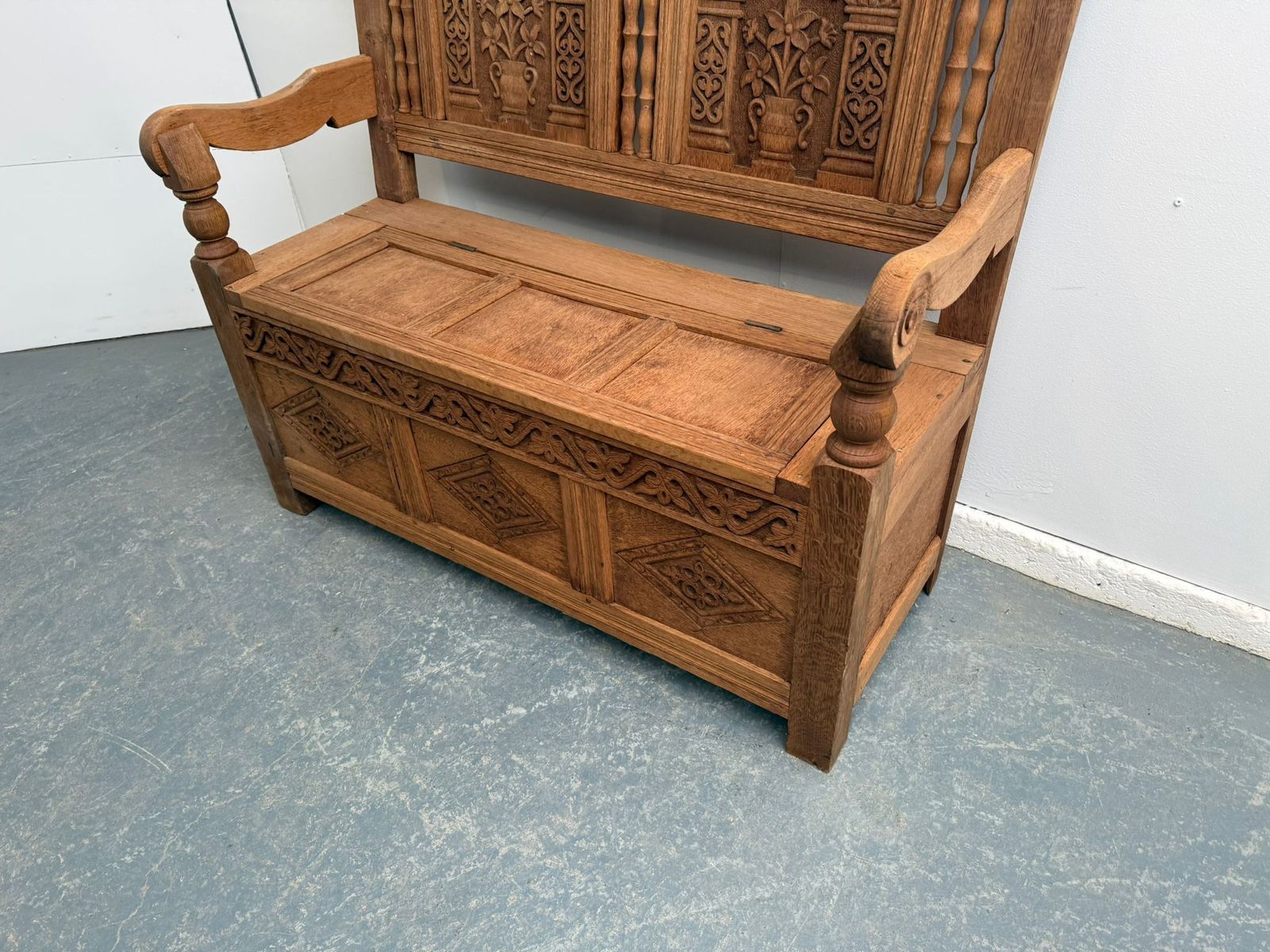 The Very Best Stripped Golden Oak 1920s Carved 2 Seater Hall Box Settle photo for sale