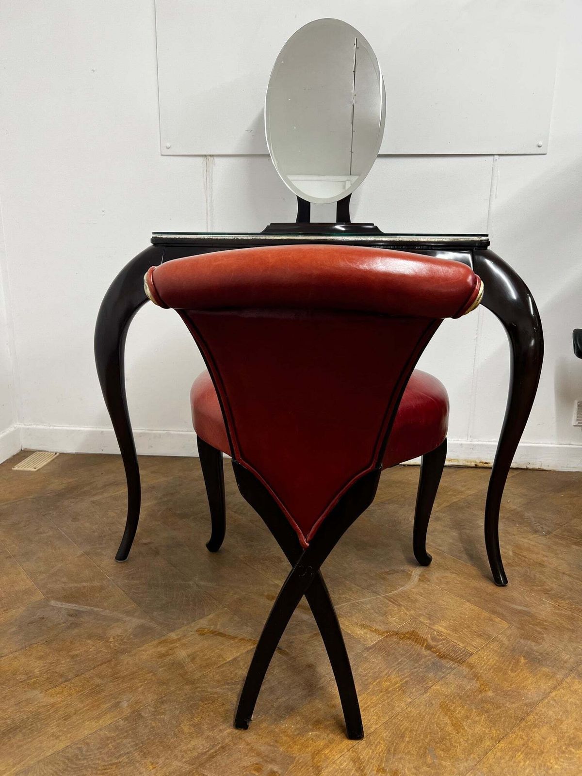 photo vintage Christopher Guy "Vanity Fair I" Dressing Table In Hand Carved Mahogany And Matching "Vanity Fair" Red Leather Mahogany Chair