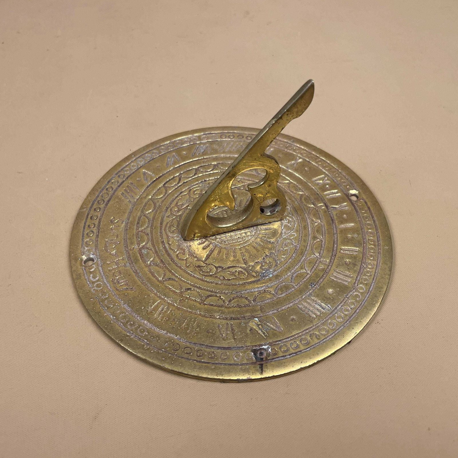 Antique Brass Gold Sun Dial Garden Metal Heavy Vintage Garden Decor Round Circular 13.8cm Weather Sundials Engraved Outdoor Sun Face photo furniture