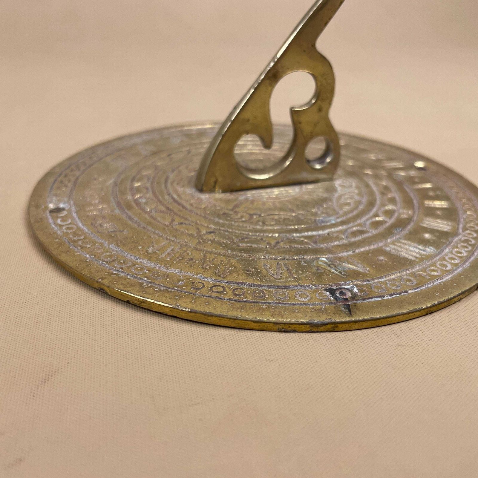 Antique Brass Gold Sun Dial Garden Metal Heavy Vintage Garden Decor Round Circular 13.8cm Weather Sundials Engraved Outdoor Sun Face photo vinterior