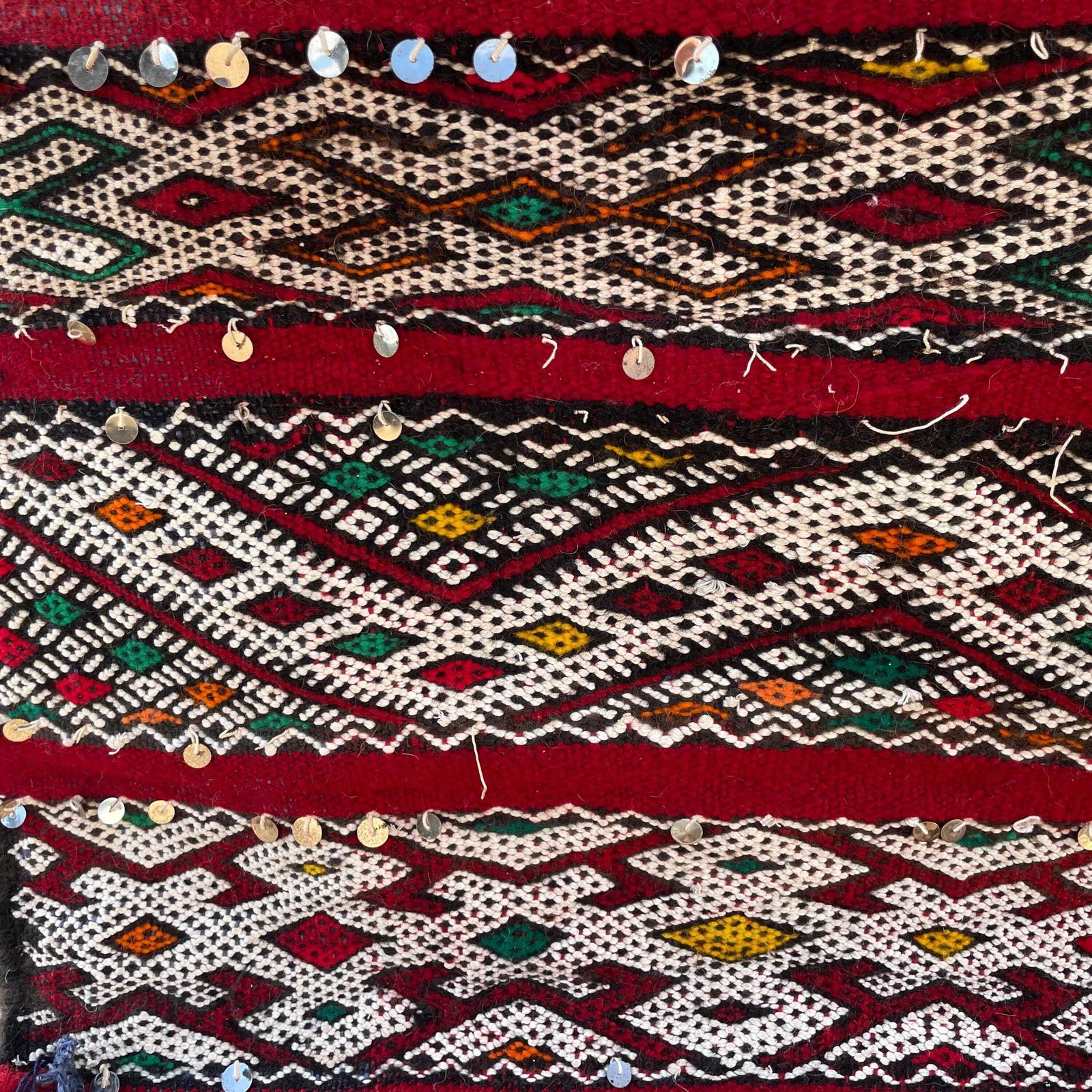 photo furniture Large Red Kilim Rug With Sequins Handmade Wool Tribal Moroccan Floor Carpet Tribal Handwoven Geometric Pattern Tasselled End Wall Hanging
