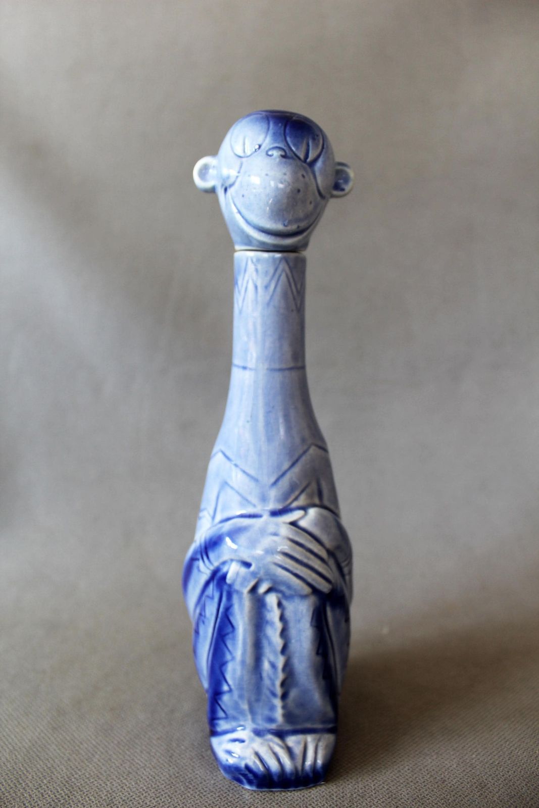 Carafe d'époque Art déco en céramique bleue allemande, figurine de singe comique, style Schafer, peinte à la main, bouchon en liège manquant, quelques craquelures photo furniture