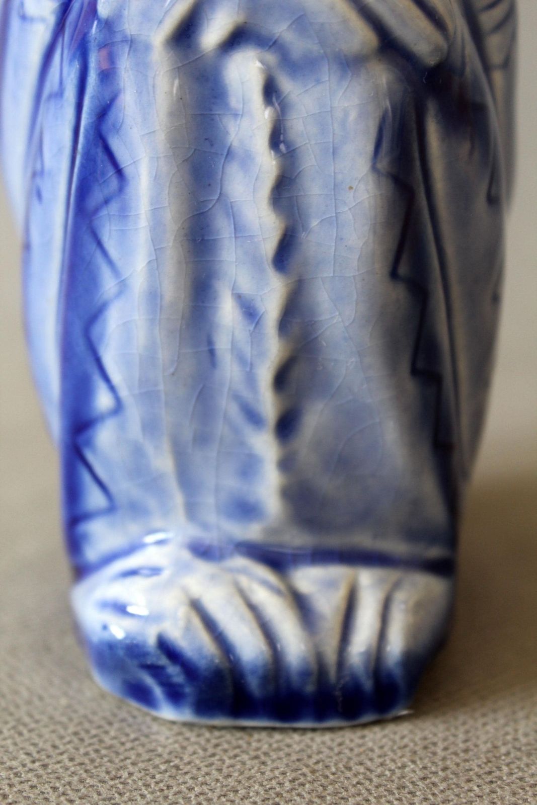 Carafe d'époque Art déco en céramique bleue allemande, figurine de singe comique, style Schafer, peinte à la main, bouchon en liège manquant, quelques craquelures photo vinterior