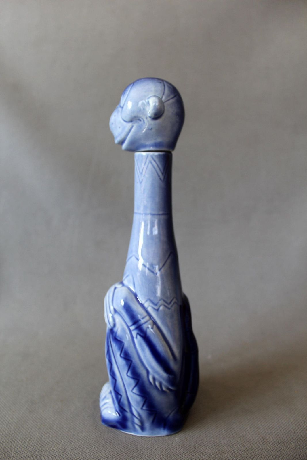 Carafe d'époque Art déco en céramique bleue allemande, figurine de singe comique, style Schafer, peinte à la main, bouchon en liège manquant, quelques craquelures photo vintage