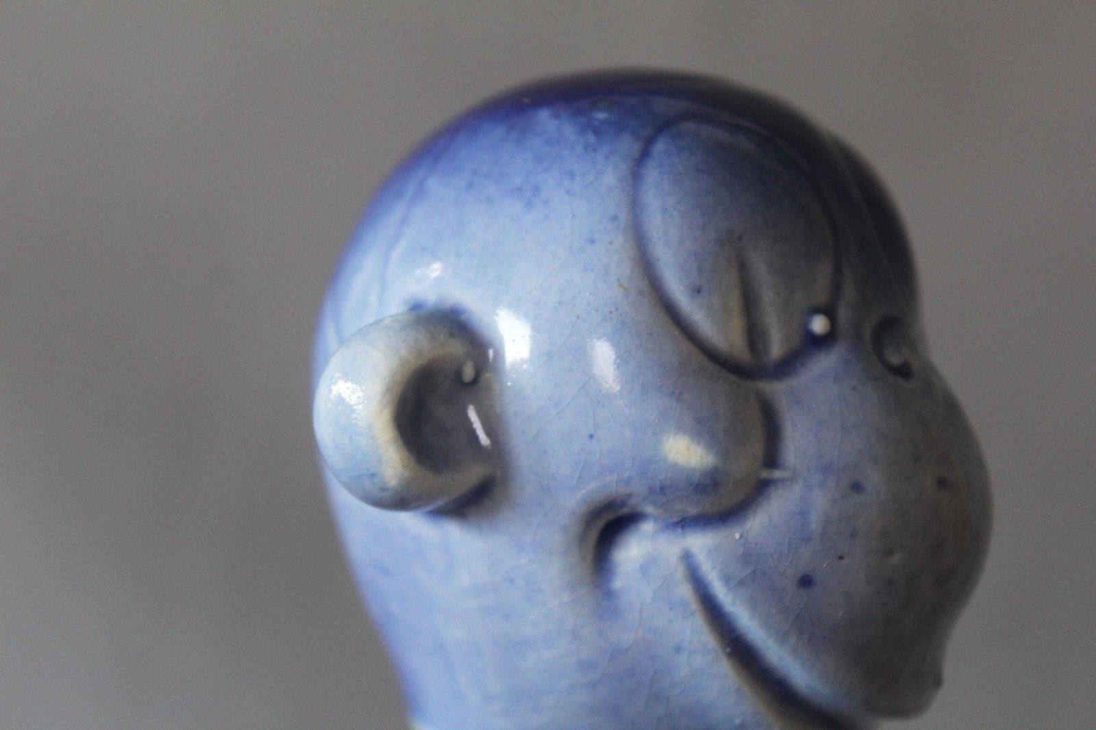 photo vintage Carafe d'époque Art déco en céramique bleue allemande, figurine de singe comique, style Schafer, peinte à la main, bouchon en liège manquant, quelques craquelures