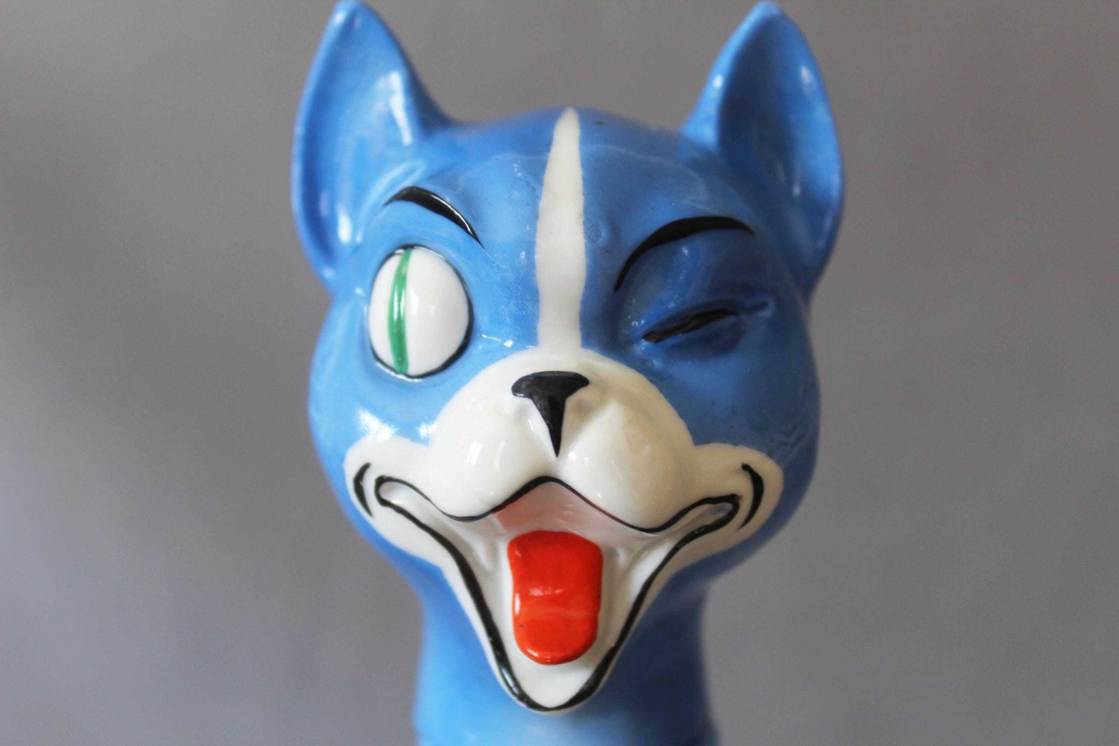 Carafe d'époque Art déco en céramique bleue, chat clignotant, figurine peinte à la main, style Schafer, Allemagne photo for sale