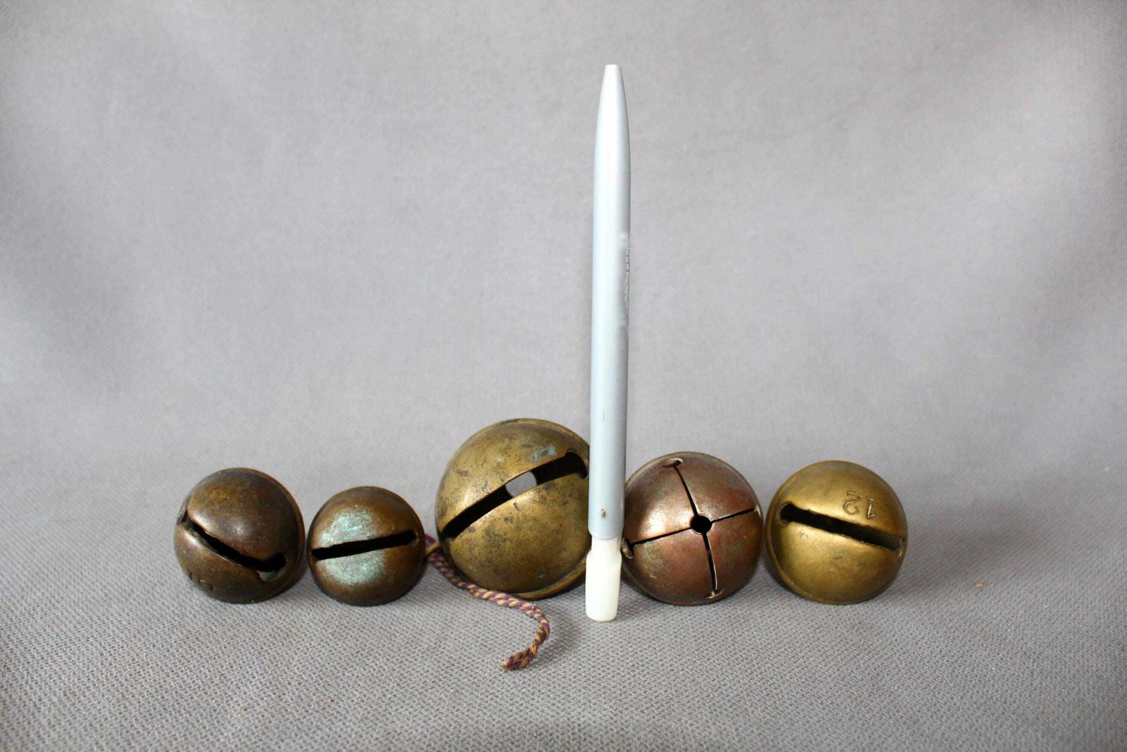 Lot de 5 clochettes grelot d'époque en cuivre et laiton, cloche française, grelot de traîneau, clochette de pêche, instrument, cloche crotale, cloche pour animaux photo 89.0