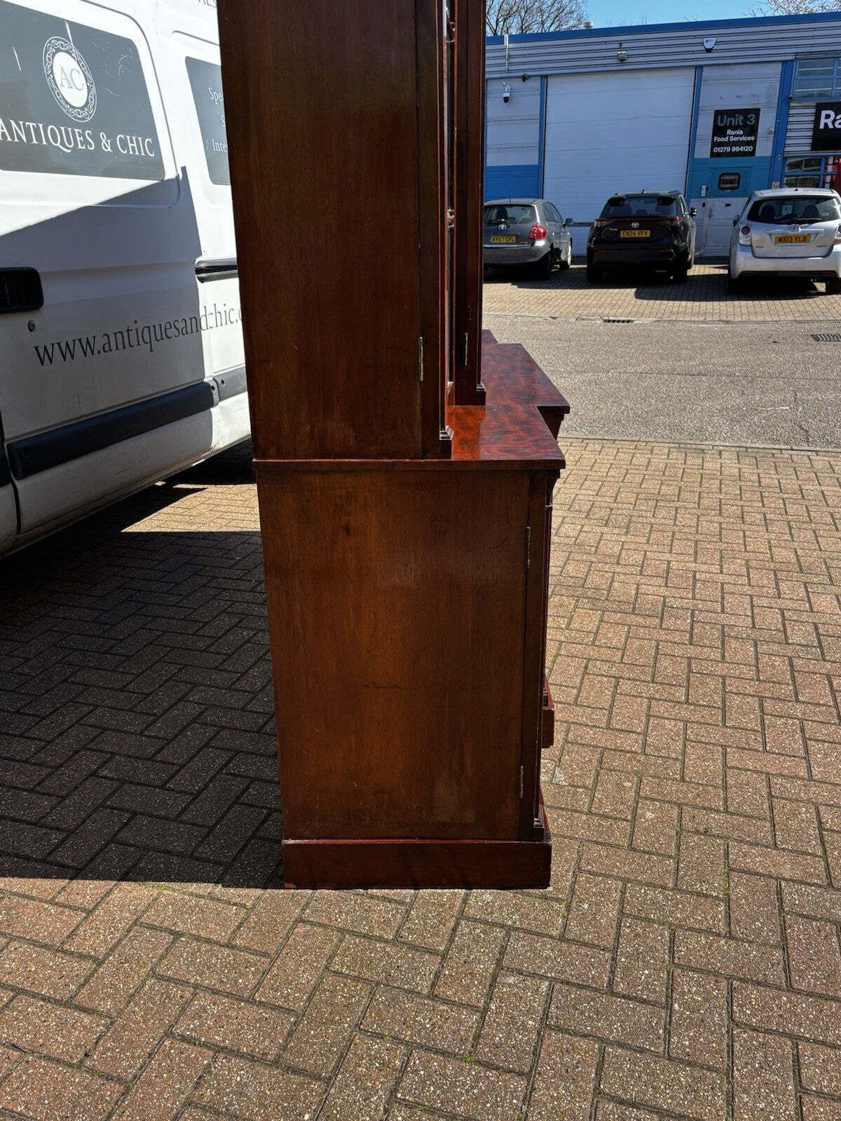 photo vintage Georgian Mahogany Breakfront Library Bookcase, Adjustable Shelves. 2 Keys
