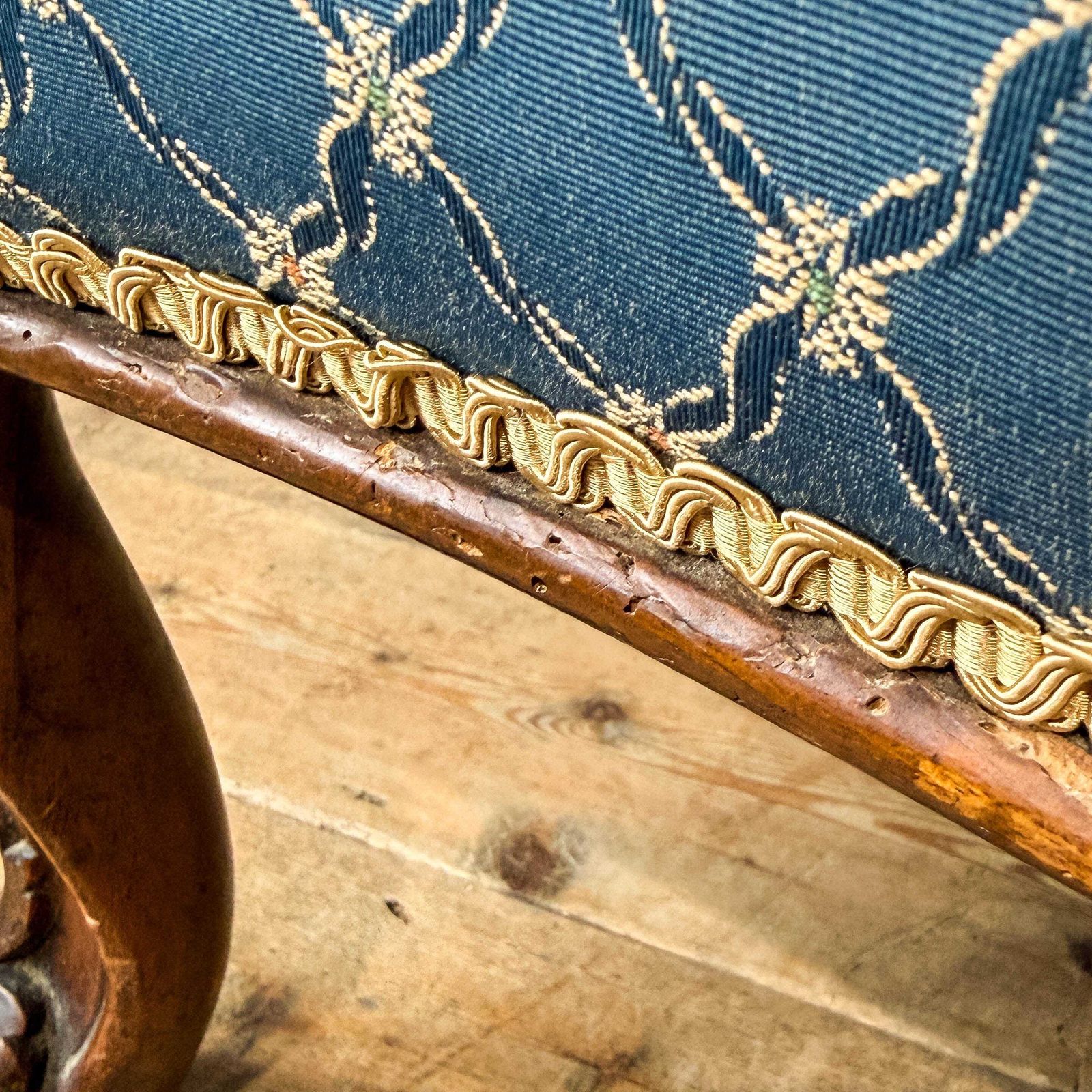 895.0 Antique Victorian Walnut Sofa Or Chaise | Antique Sofa | Antique Seating | Victorian Antiques | Victorian Armchair photo