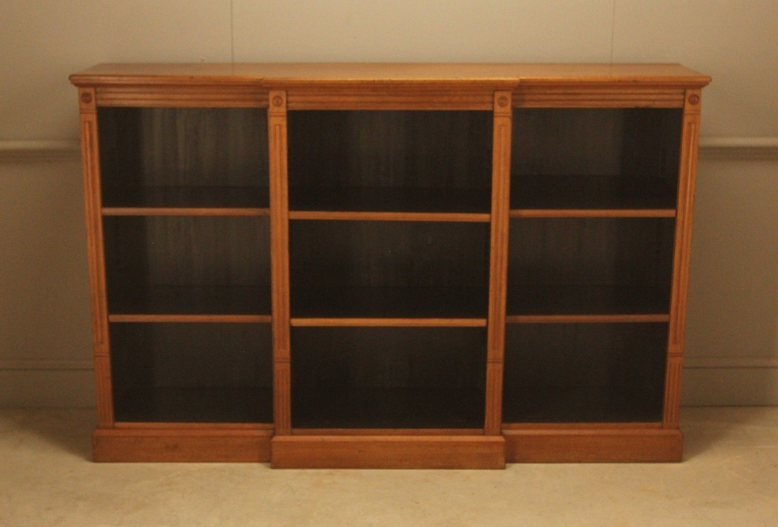 photo vintage A Fine Pair Of Edwardian Mahogany Breakfront Open Bookcases