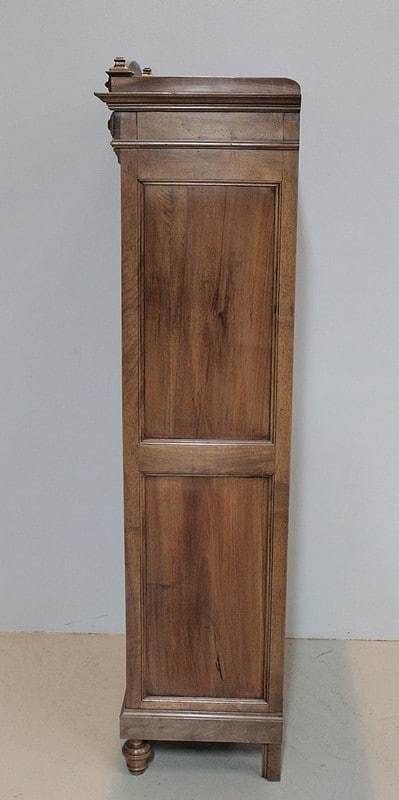 Showcase Walnut Early 20th photo vinterior