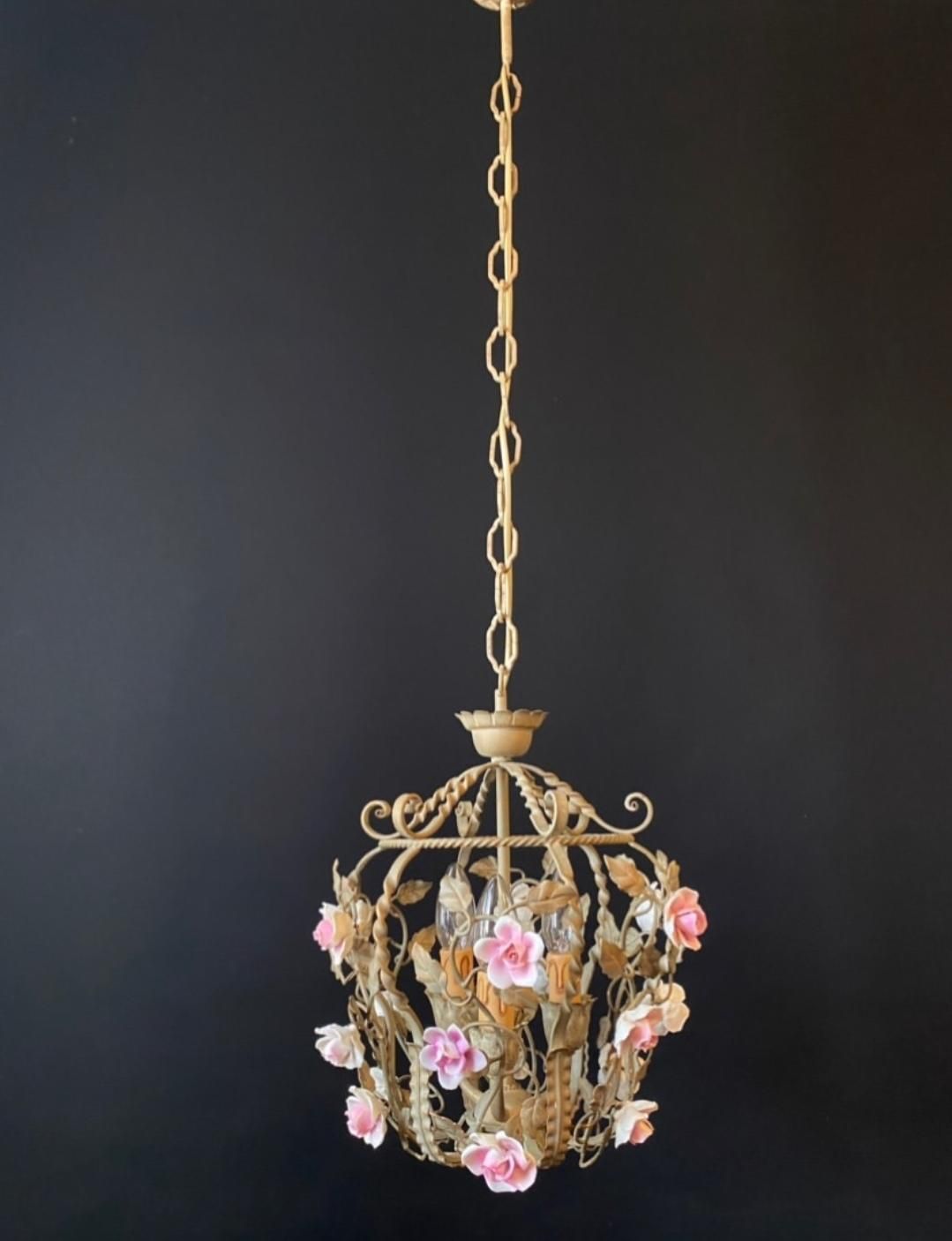 Duty Free USA. Lustre d'époque en forme de cage à oiseaux avec roses en céramique photo Luminaires