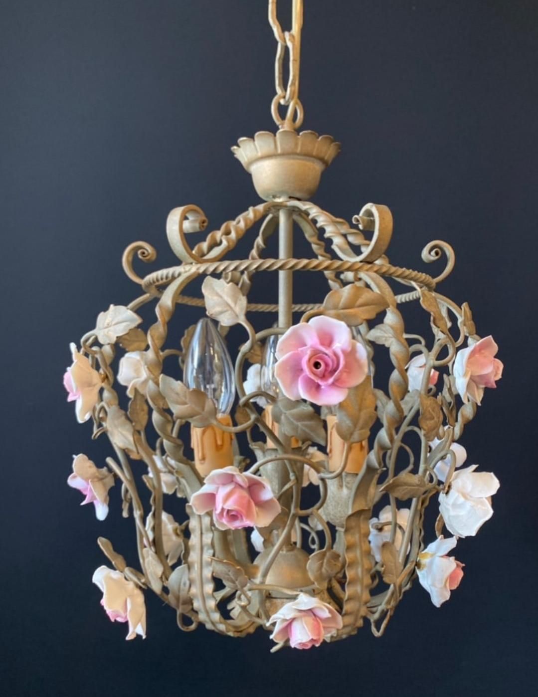 Duty Free USA. Lustre d'époque en forme de cage à oiseaux avec roses en céramique photo vintage