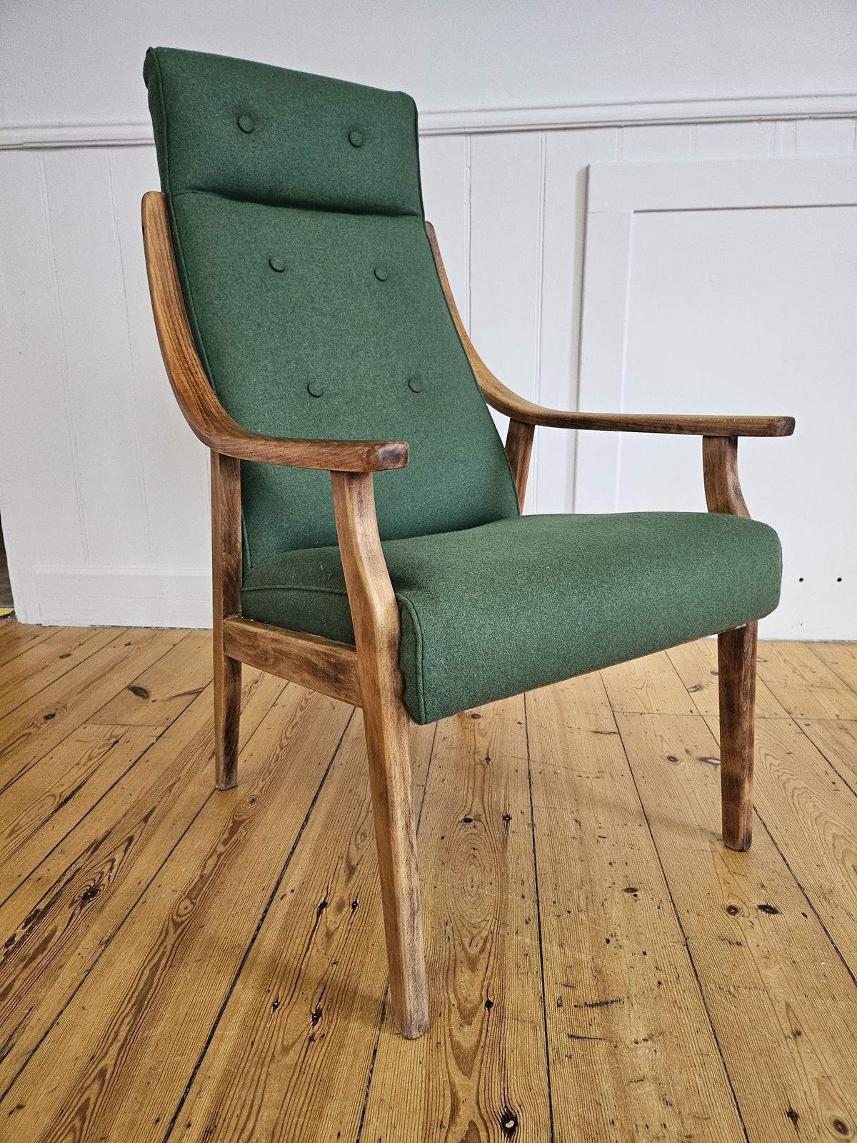 Mid Century Modern Fireside Chair photo vinterior