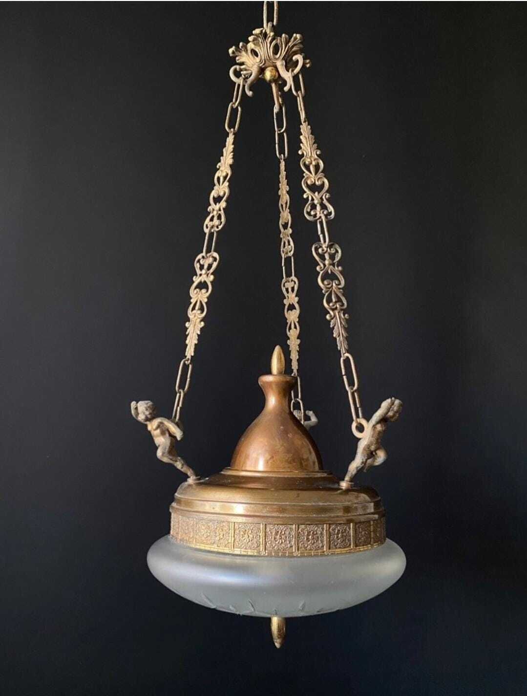 photo furniture Lustre d'époque en laiton et verre avec chérubins, Italie - Duty Free USA
