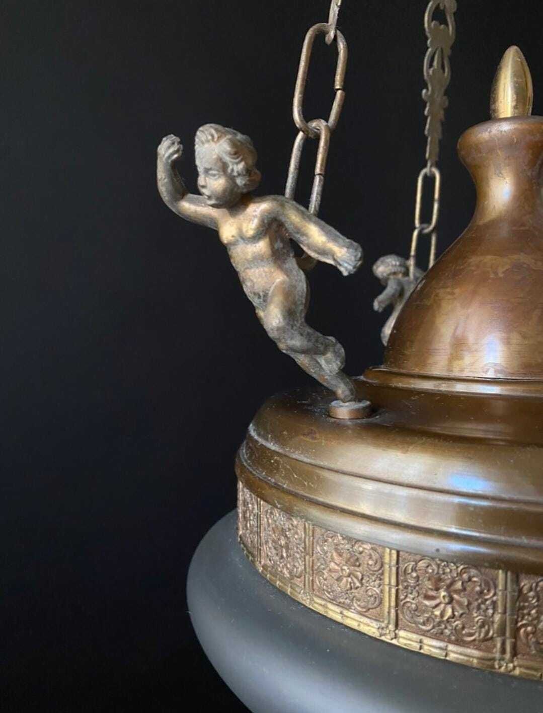 photo vinterior Lustre d'époque en laiton et verre avec chérubins, Italie - Duty Free USA
