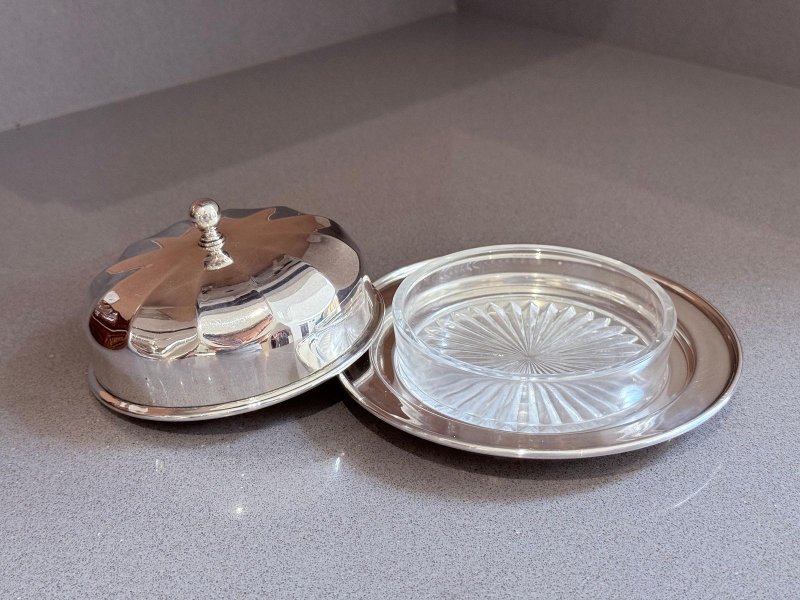 Beurrier d'époque en argent avec insert en verre, service de table de luxe, plat à caviar photo vinterior