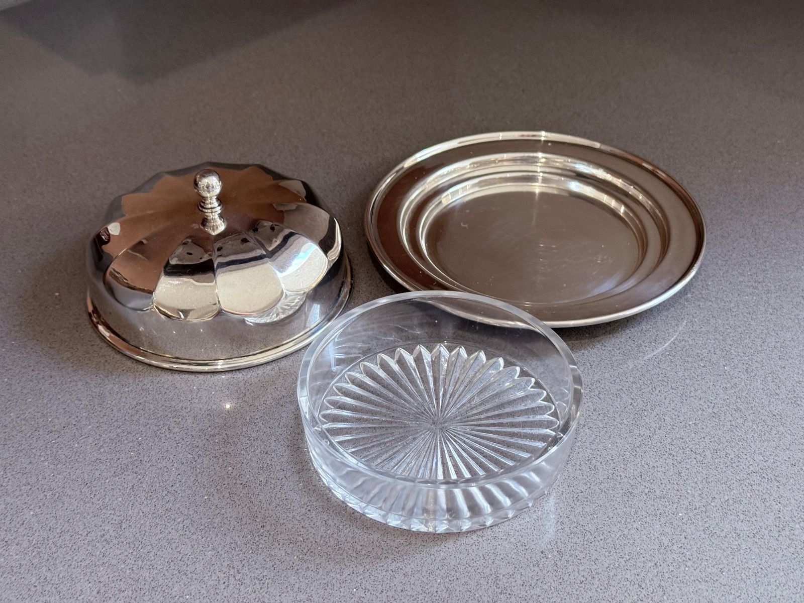 photo furniture Beurrier d'époque en argent avec insert en verre, service de table de luxe, plat à caviar