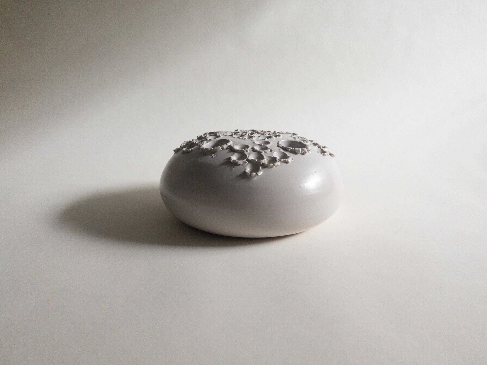 photo furniture Vase de studio Aage Würtz, bougeoir en céramique blanche, style danois moderne