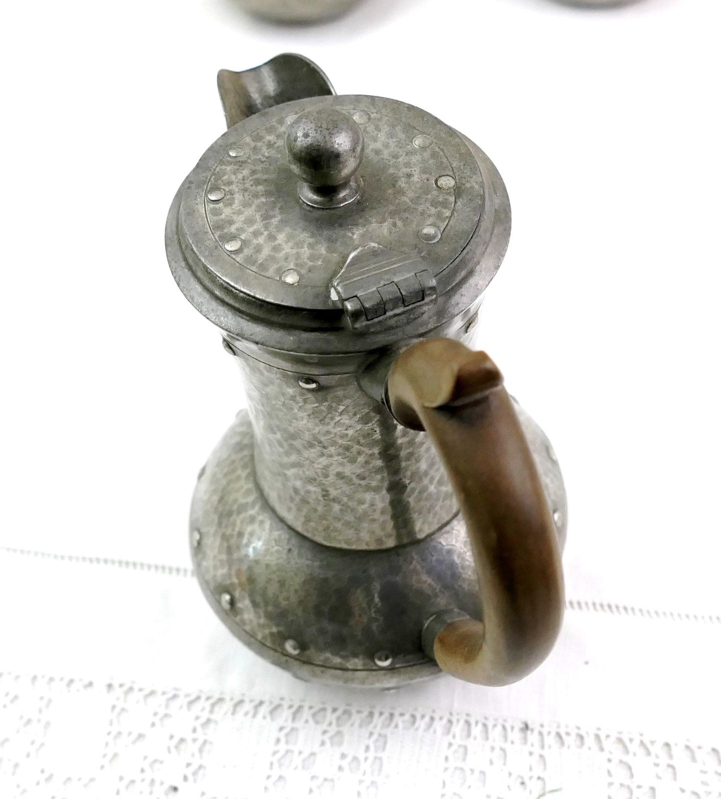 Antiek Engels handgeklopt tinnen koffieservies met pot, roomkannetje en suikerpot door W & Co, Arts and Crafts-stijl, Victoriaans tijdperk, Engeland photo buy