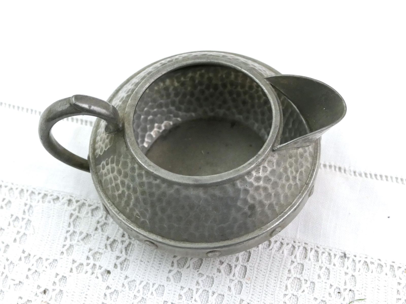 Antiek Engels handgeklopt tinnen koffieservies met pot, roomkannetje en suikerpot door W & Co, Arts and Crafts-stijl, Victoriaans tijdperk, Engeland photo vintage